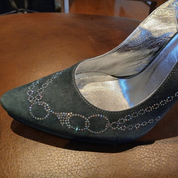 Nice design in heels , all leather and new and unworn. - Picture 3 of 5